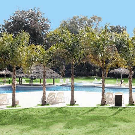 Howard Johnson Pilar Resort Spa & Convention Center Екстериор снимка