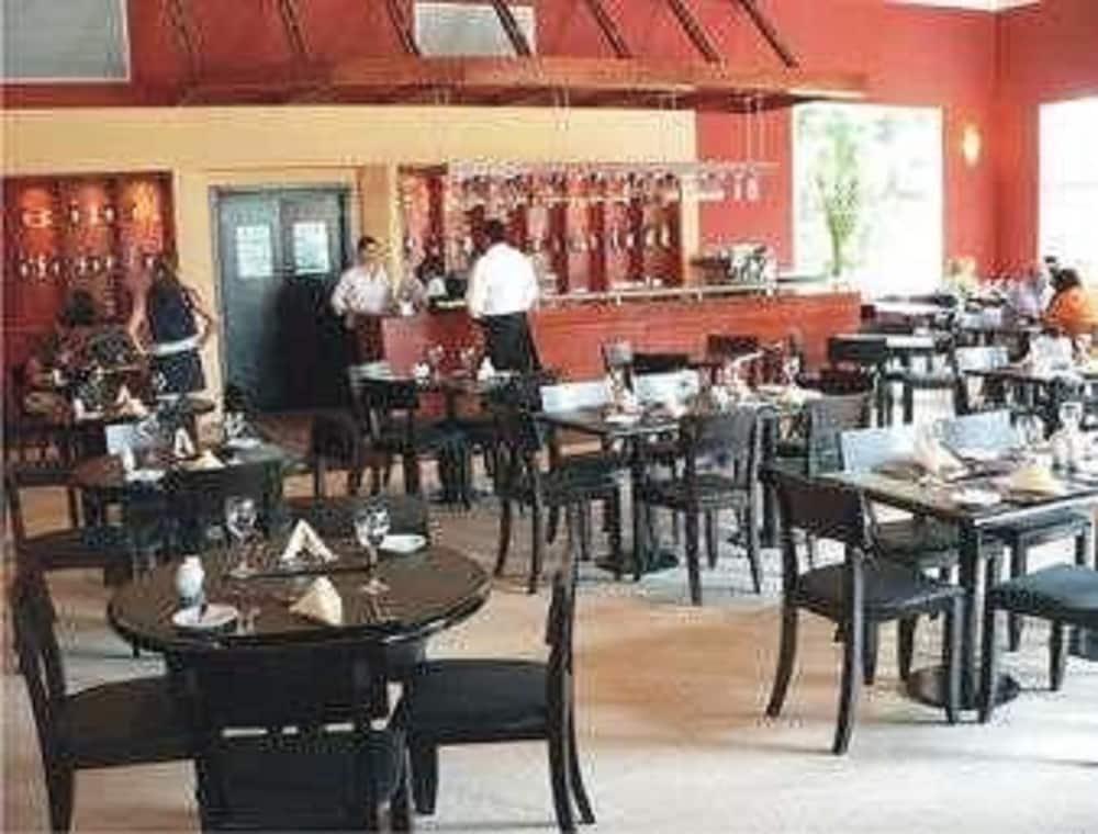 Howard Johnson Pilar Resort Spa & Convention Center Ресторант снимка