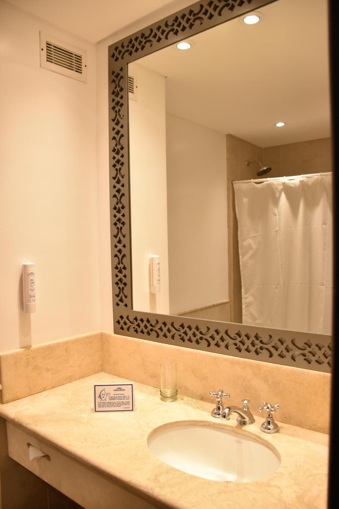 Howard Johnson Pilar Resort Spa & Convention Center Екстериор снимка