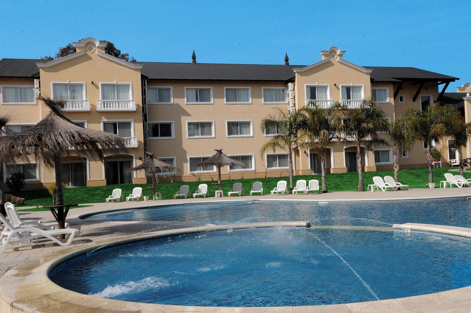 Howard Johnson Pilar Resort Spa & Convention Center Екстериор снимка