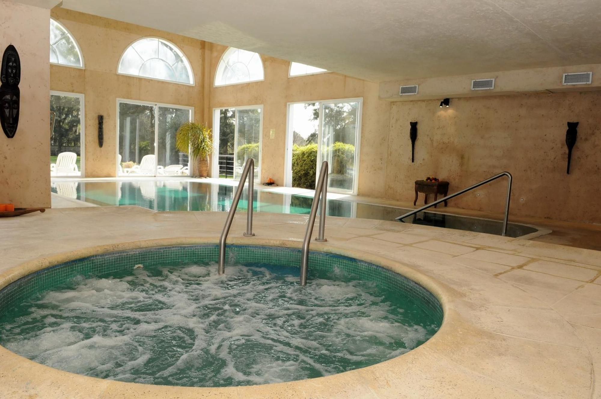 Howard Johnson Pilar Resort Spa & Convention Center Екстериор снимка
