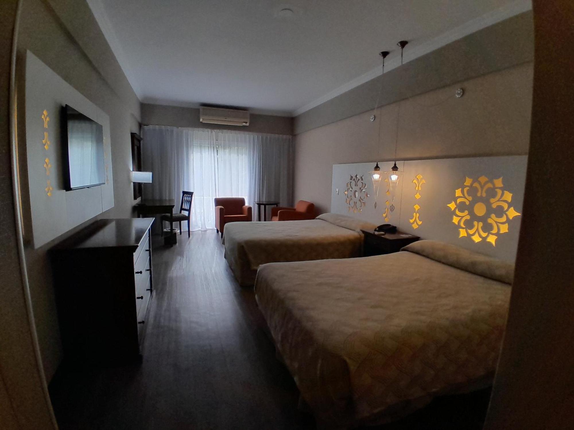 Howard Johnson Pilar Resort Spa & Convention Center Екстериор снимка