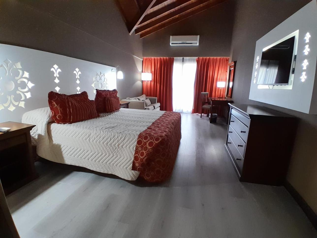 Howard Johnson Pilar Resort Spa & Convention Center Екстериор снимка