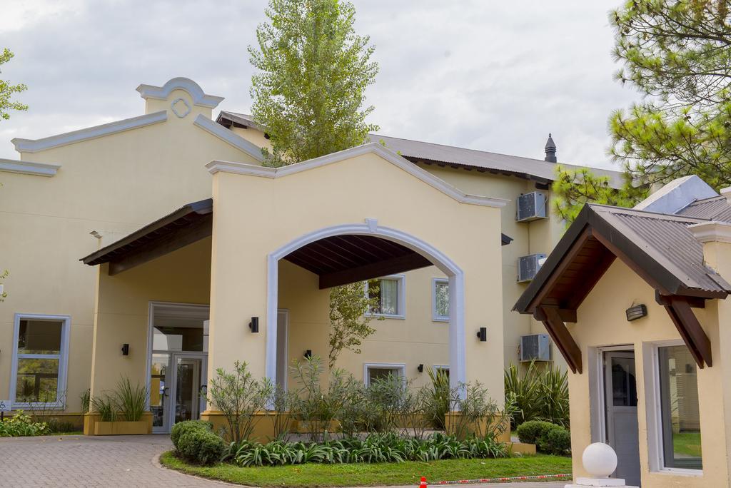 Howard Johnson Pilar Resort Spa & Convention Center Екстериор снимка