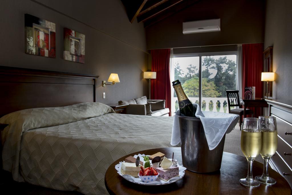 Howard Johnson Pilar Resort Spa & Convention Center Екстериор снимка