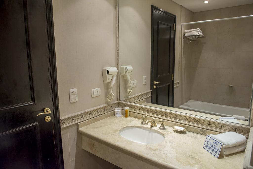Howard Johnson Pilar Resort Spa & Convention Center Екстериор снимка