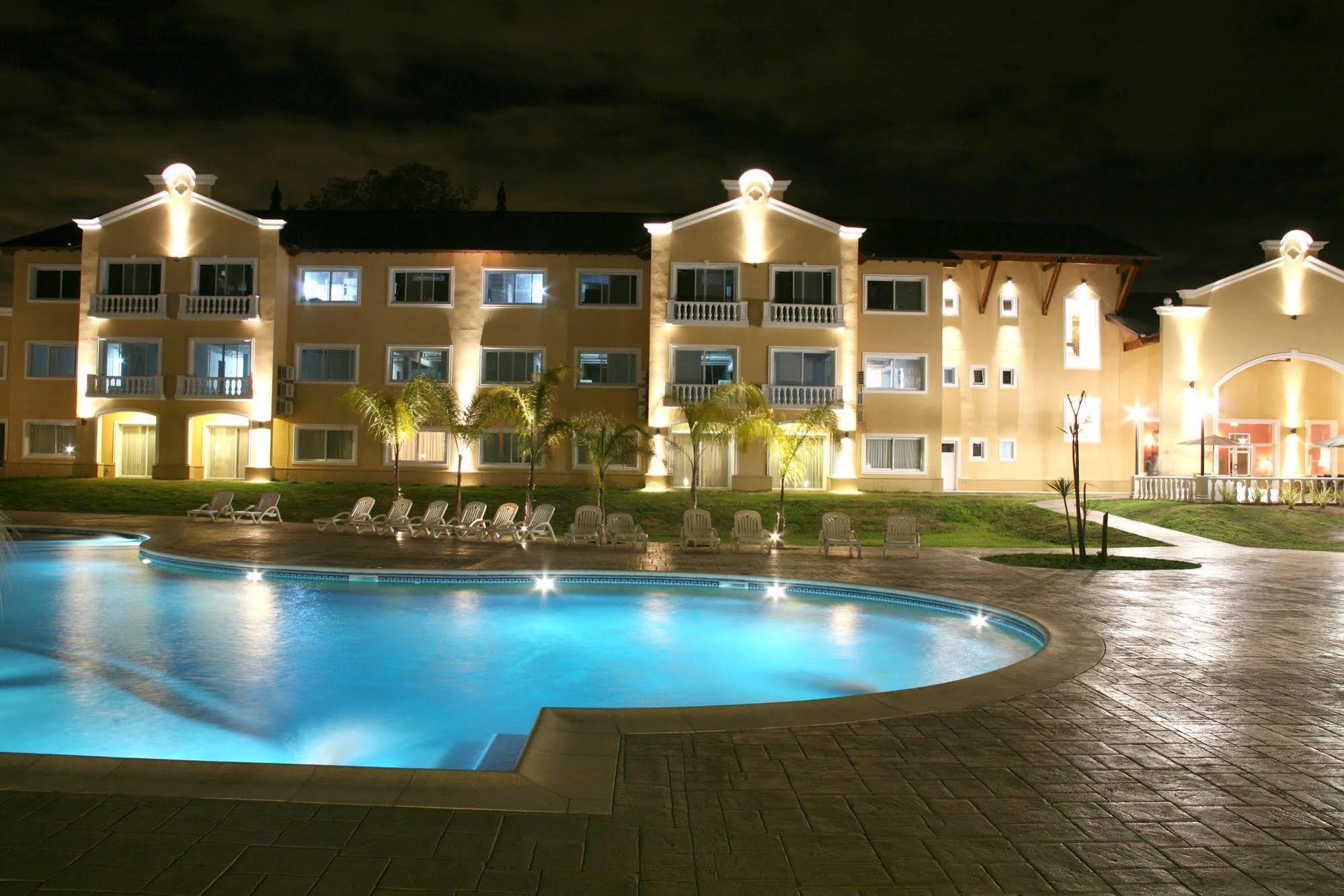 Howard Johnson Pilar Resort Spa & Convention Center Екстериор снимка