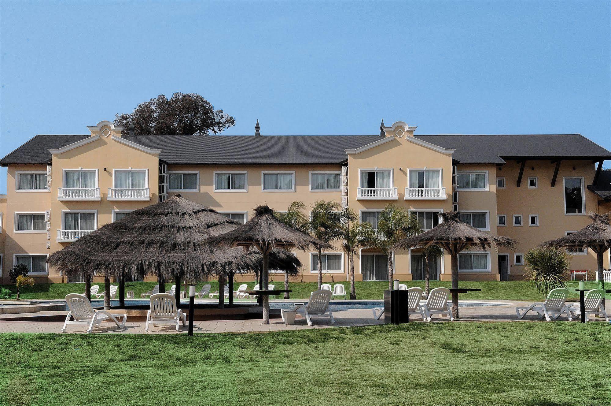 Howard Johnson Pilar Resort Spa & Convention Center Екстериор снимка