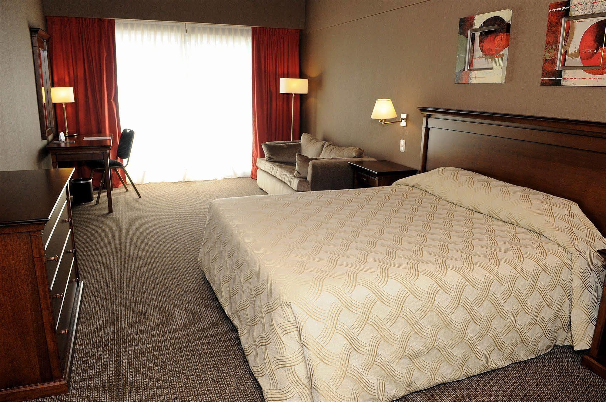 Howard Johnson Pilar Resort Spa & Convention Center Екстериор снимка
