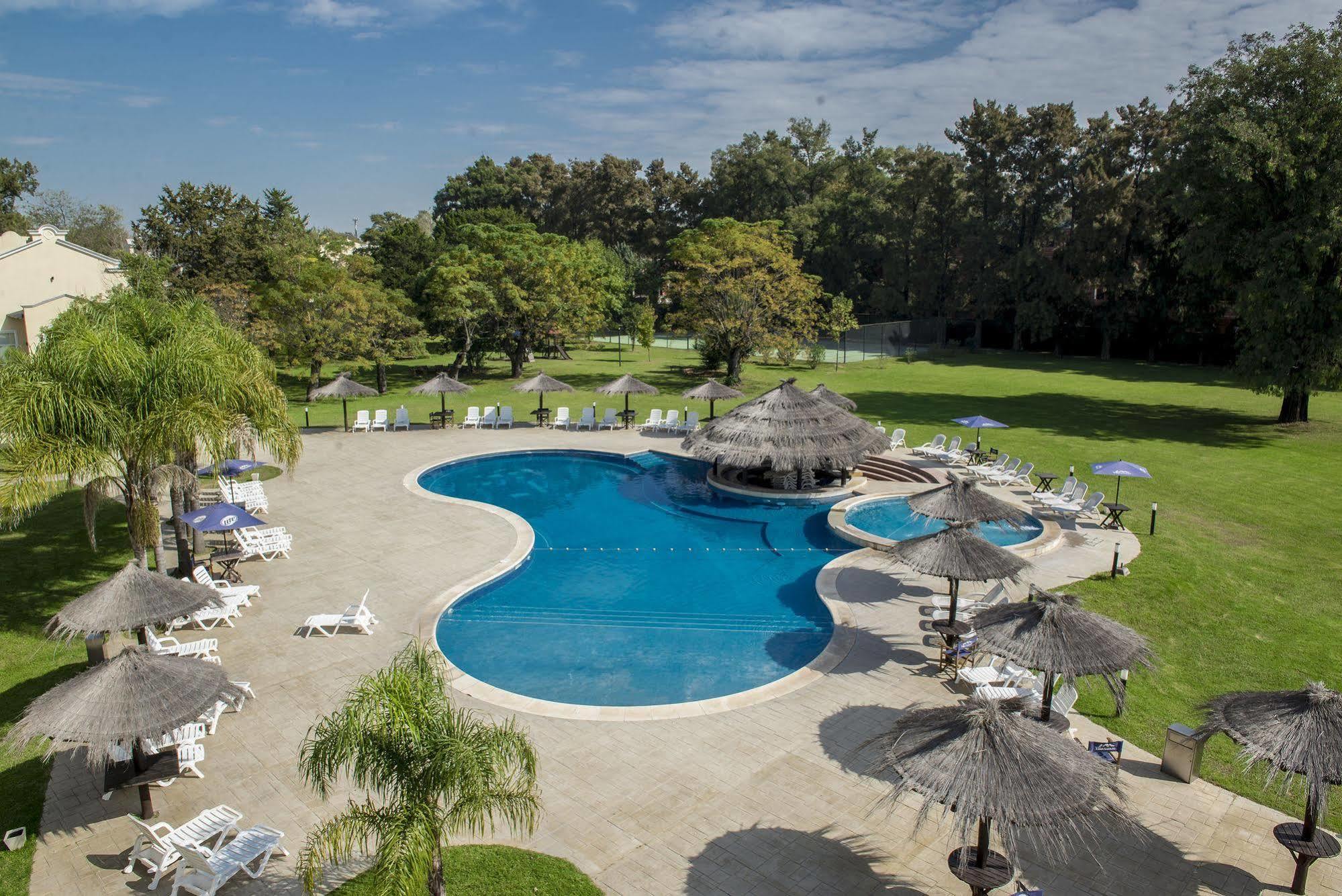 Howard Johnson Pilar Resort Spa & Convention Center Екстериор снимка