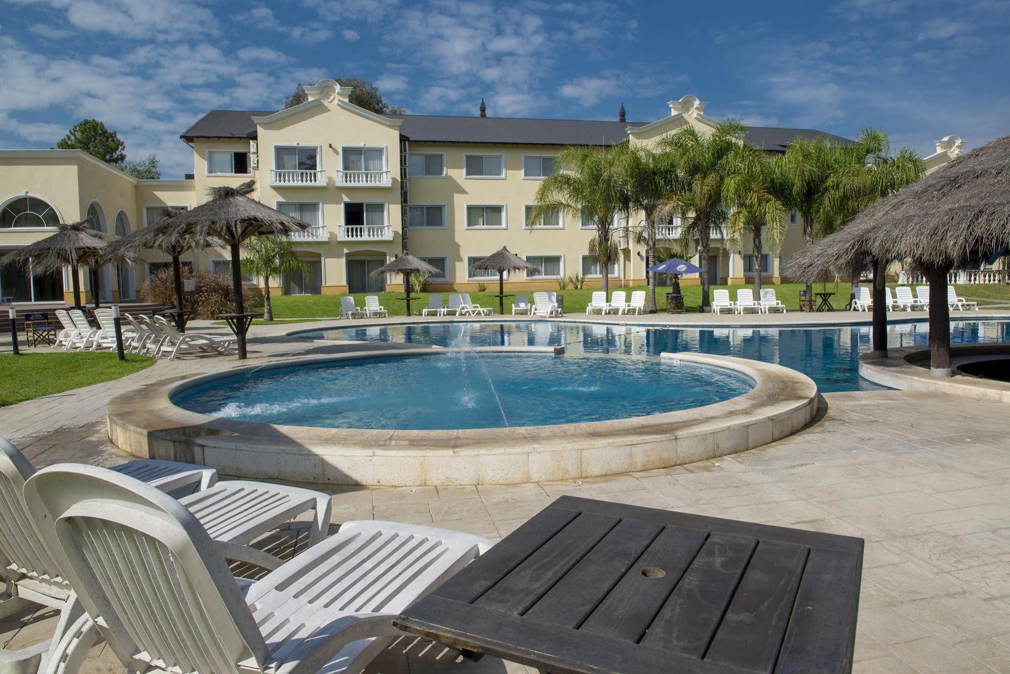 Howard Johnson Pilar Resort Spa & Convention Center Екстериор снимка