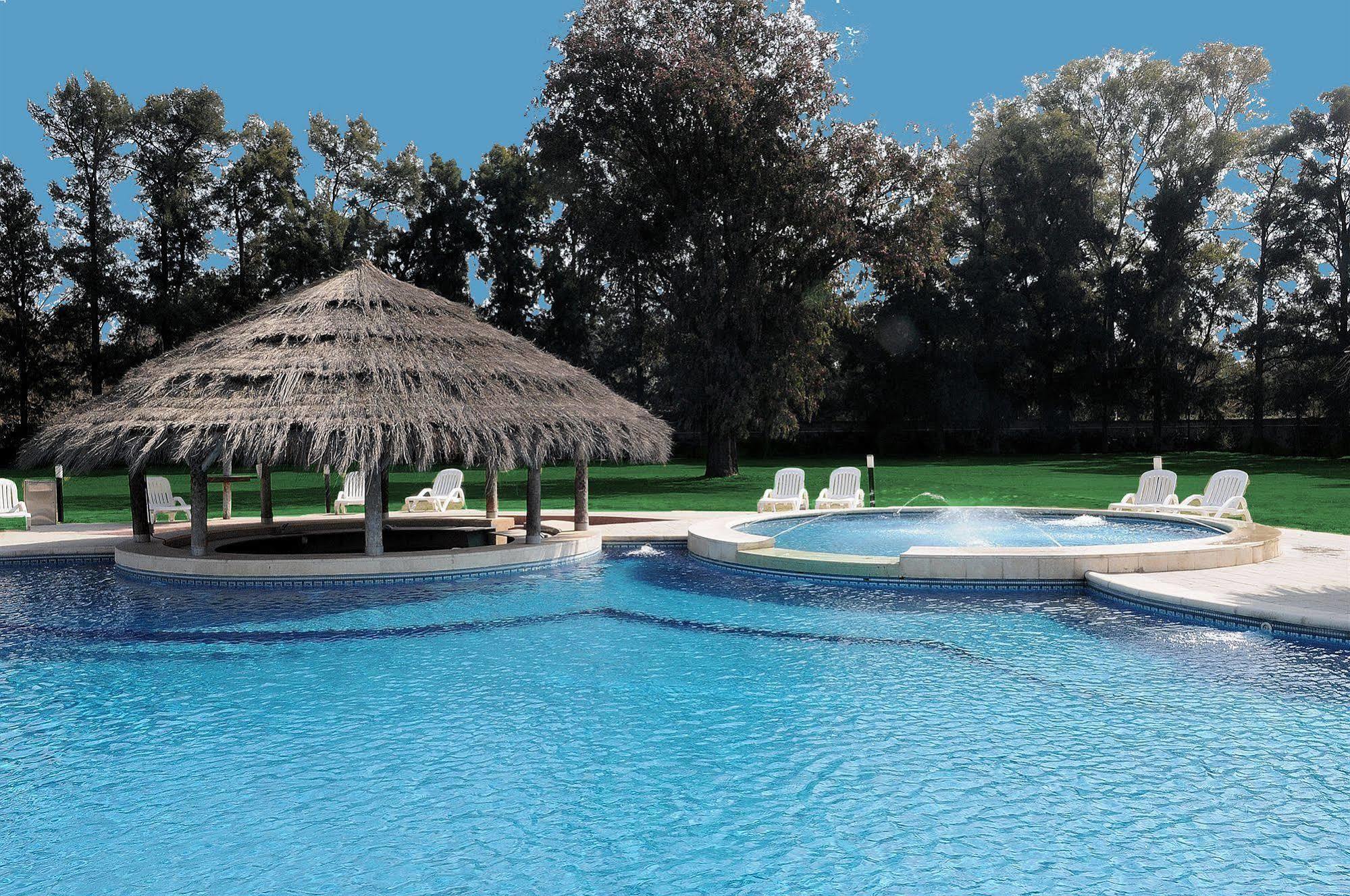 Howard Johnson Pilar Resort Spa & Convention Center Екстериор снимка