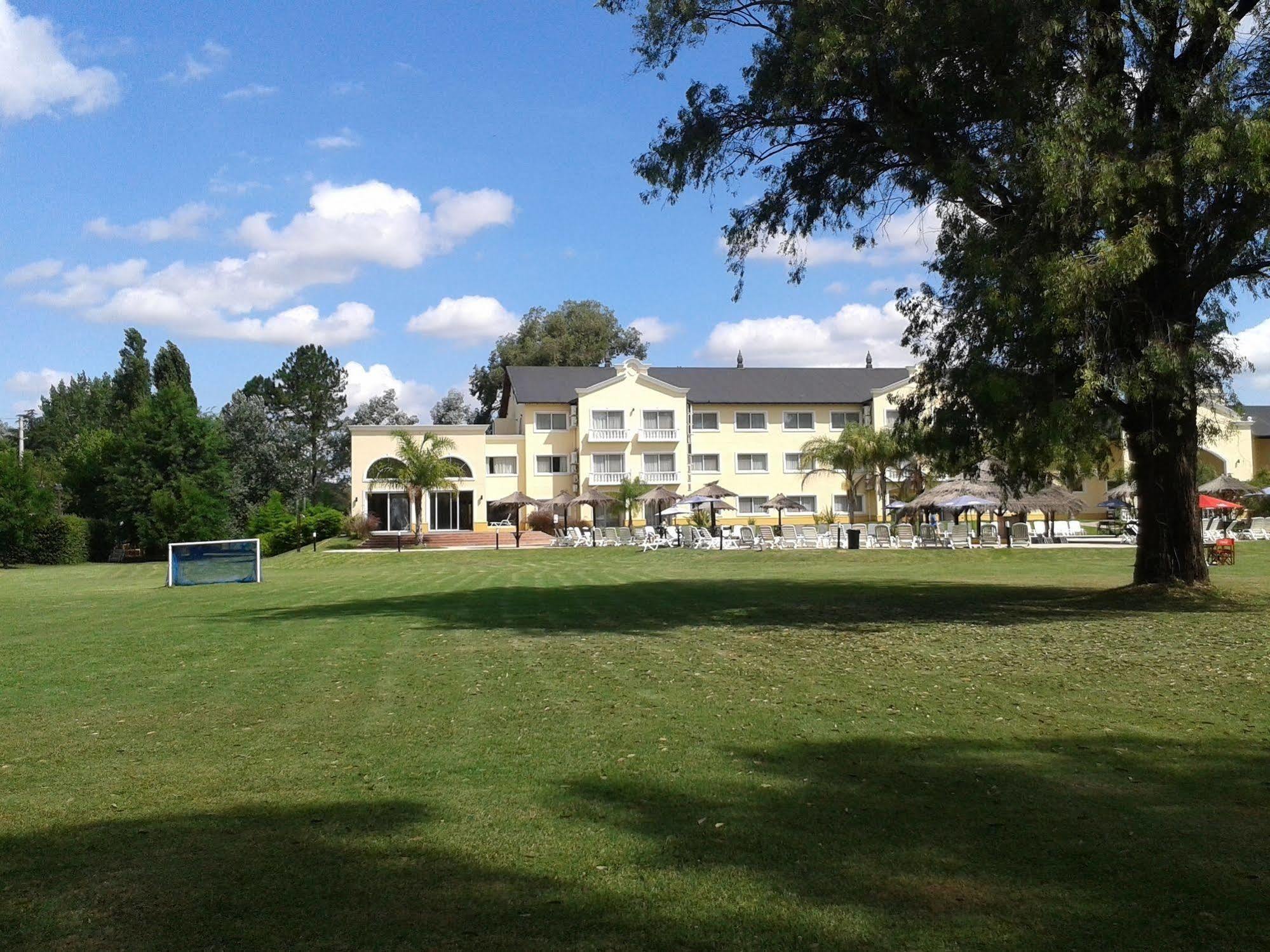 Howard Johnson Pilar Resort Spa & Convention Center Екстериор снимка